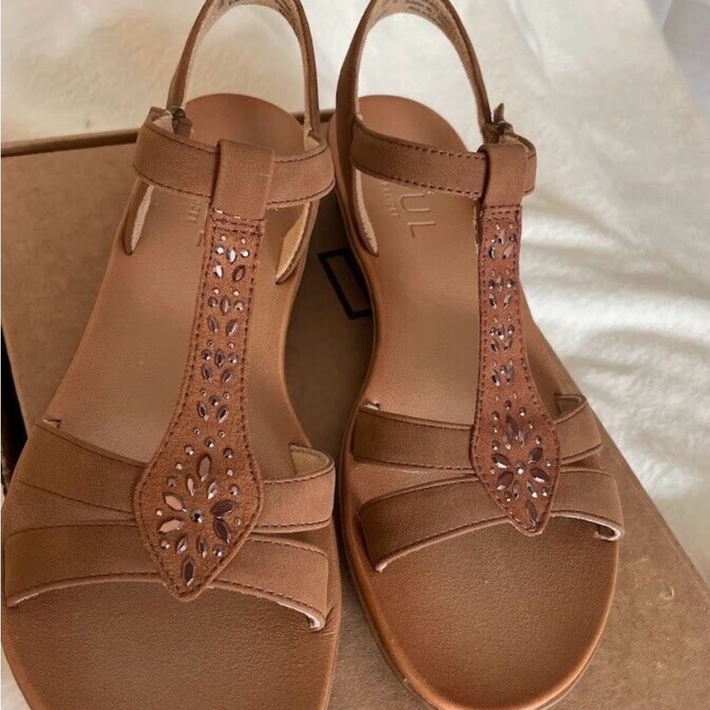 Chic Tan Sandals with Cutout Design
